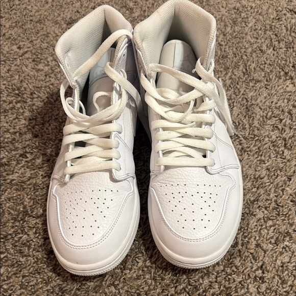 Nike Air Jordan White Sneakers 9.5 Men - Picture 4 of 4